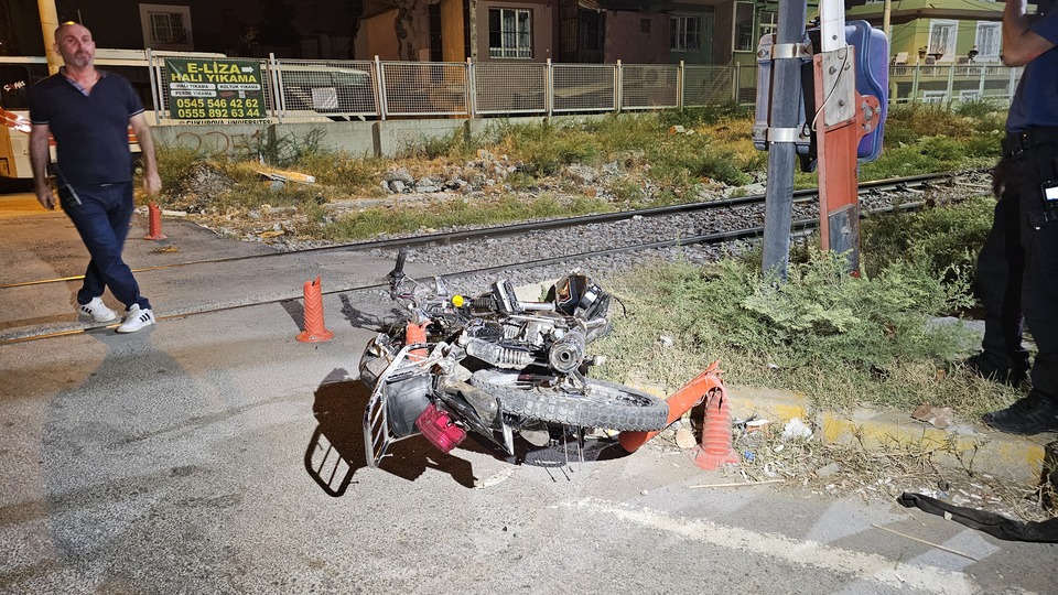 Polisten kaçarken tren çarptı