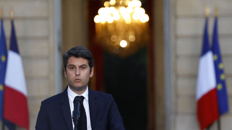 Fransız Başbakan 'şimdilik' göreve devam edecek