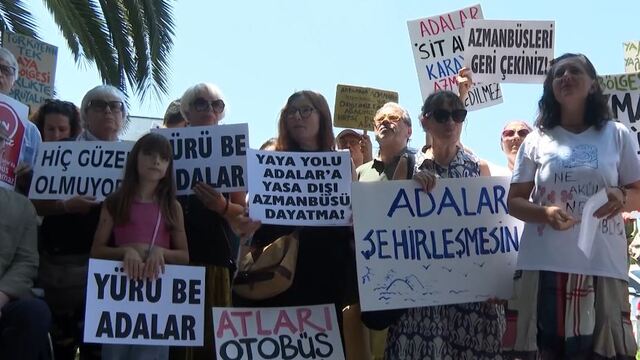  İBB önünde "azmanbüs" protestosu