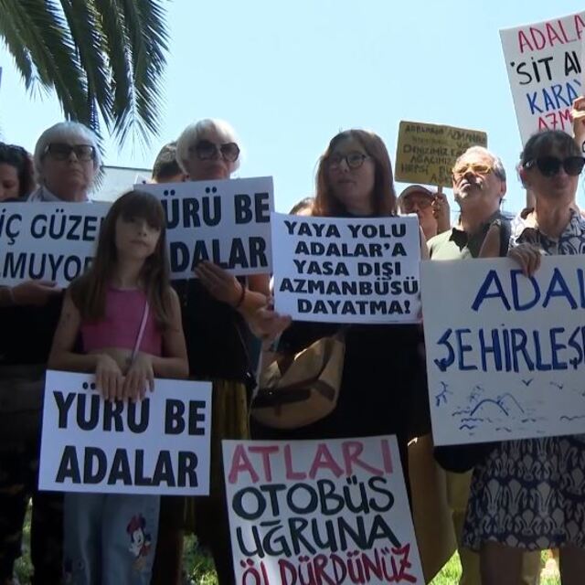 İBB önünde "azmanbüs" protestosu