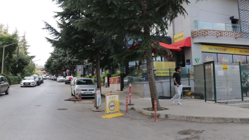 Tüfekle tekel bayisine girip sigara aldı