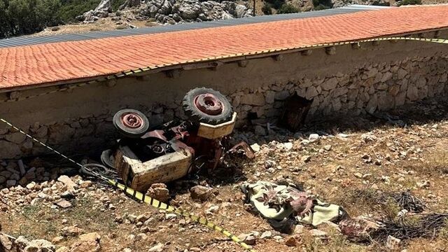 Devrilen traktörün altında kalarak öldü