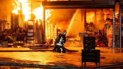 Konteyner sitede yangın! 25 dükkan hasar aldı