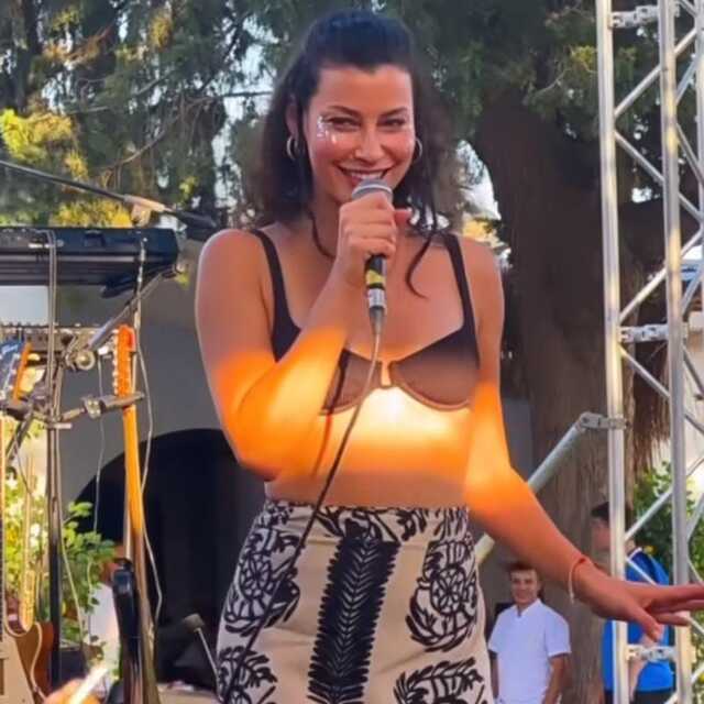 Sahneye çıktı