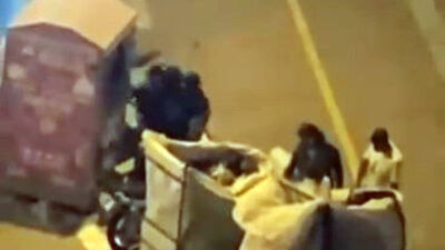 O anlar kamerada! Çocuğu içeri soktular!