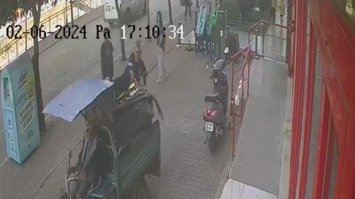 Motosikleti sahibiyle birlikte çaldılar!