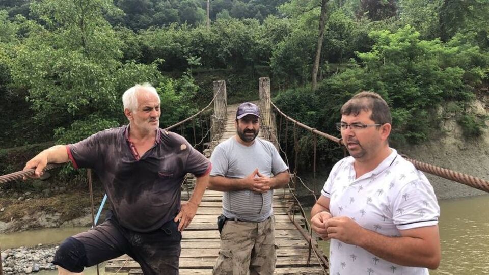 Sel sırasında köprüyü korudu!