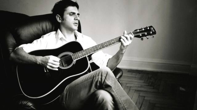 Çocuklar için gitarını sattı
