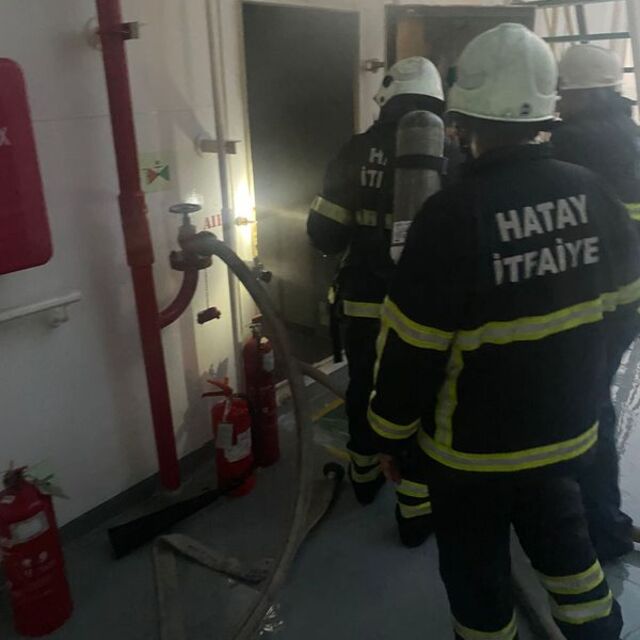 İskenderun'da limandaki gemi alev alev yandı