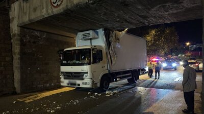 Erzurum'da kamyon alt geçitte sıkıştı: 2 yaralı