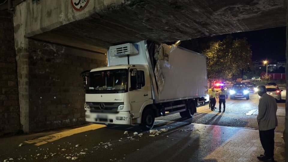 Erzurum'da kamyon alt geçitte sıkıştı: 2 yaralı