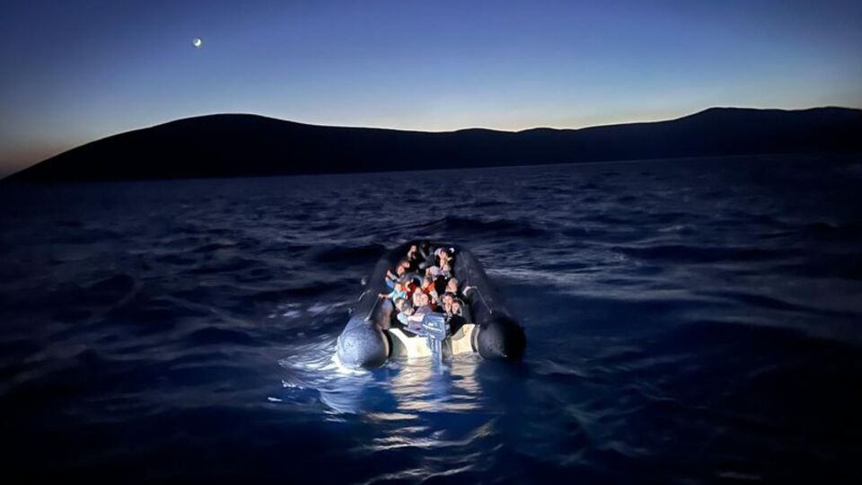 İzmir açıklarında 53 düzensiz göçmen yakalandı