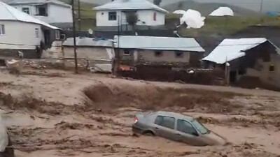 Sel suları otomobili önüne kattı!