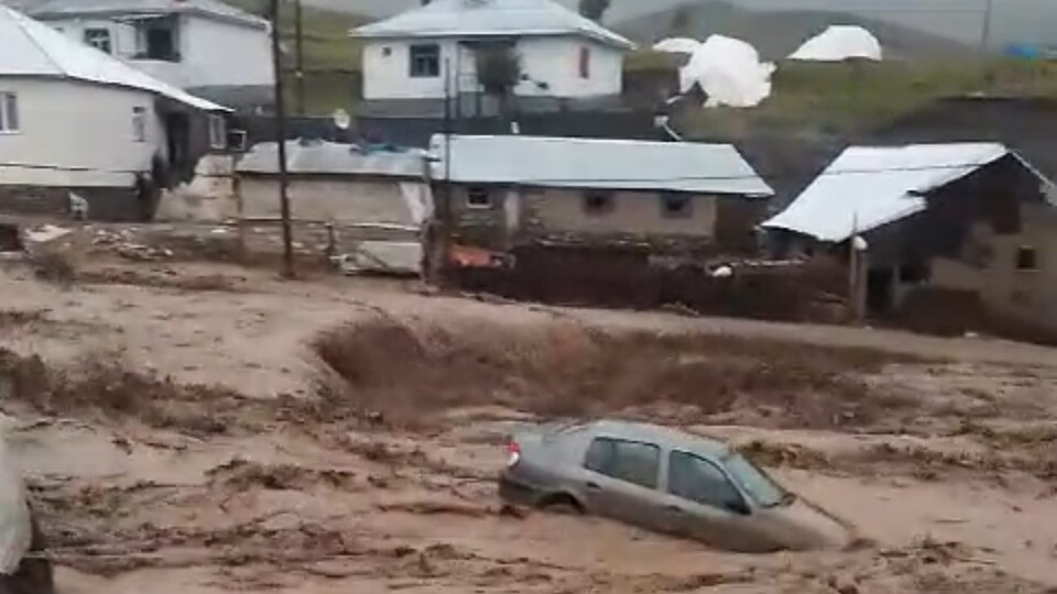 Sel suları otomobili önüne kattı!