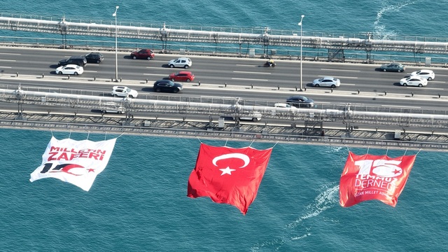 Köprülere Türk bayrağı asıldı