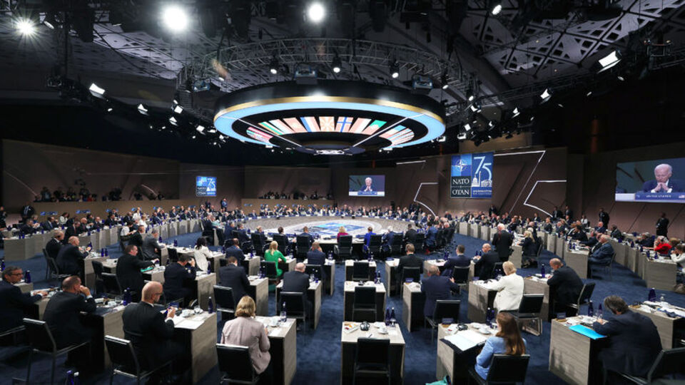 NATO Zirvesi'nin ilk oturumu başladı