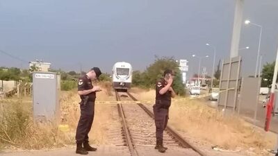 Yolcu treni çarptı, metrelerce savruldular