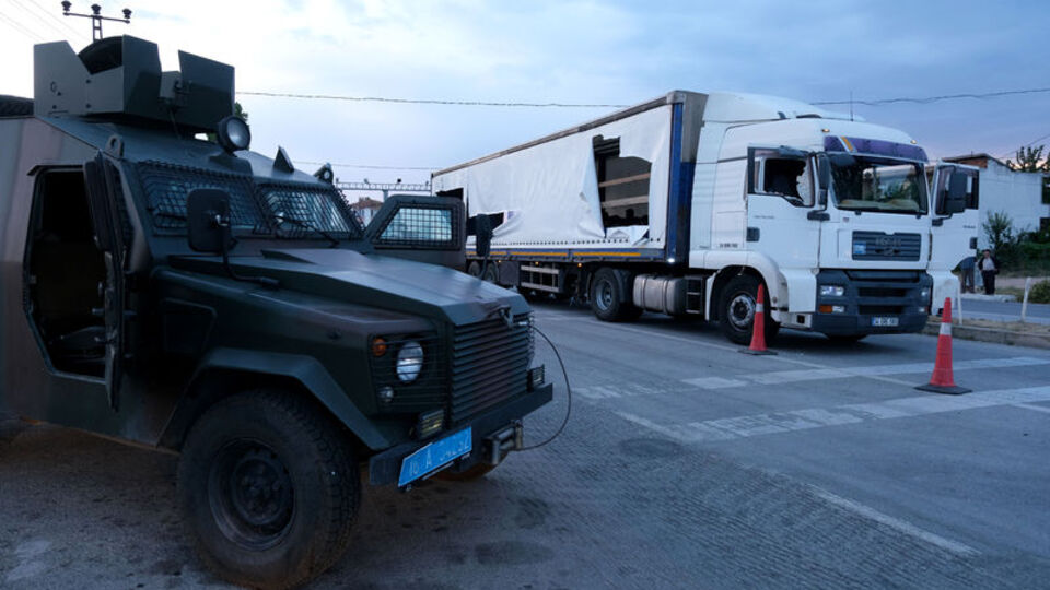 Göçmenler, polisten kaçan TIR'dan atladı!