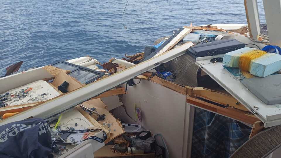 Yunan botları 'Kızıl Elma'ya saldırdı