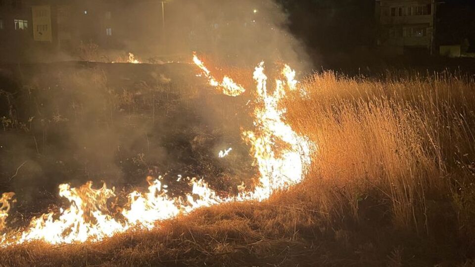 Çocukların attığı torpil yangın çıkardı