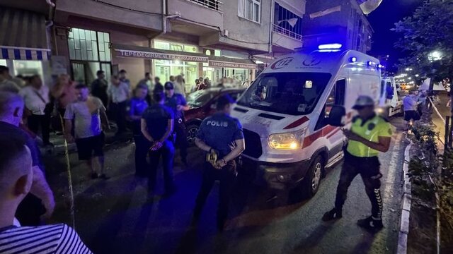 Otomobil kıraathane önündeki kişilere çarptı: 11 yaralı