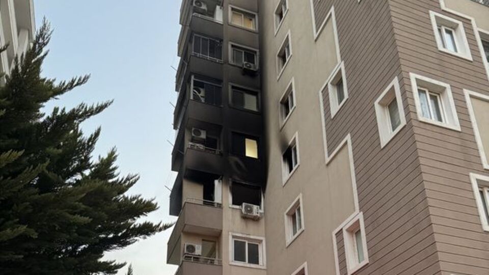 4. katta yangın çıktı! Alevlerden kaçıyordu!