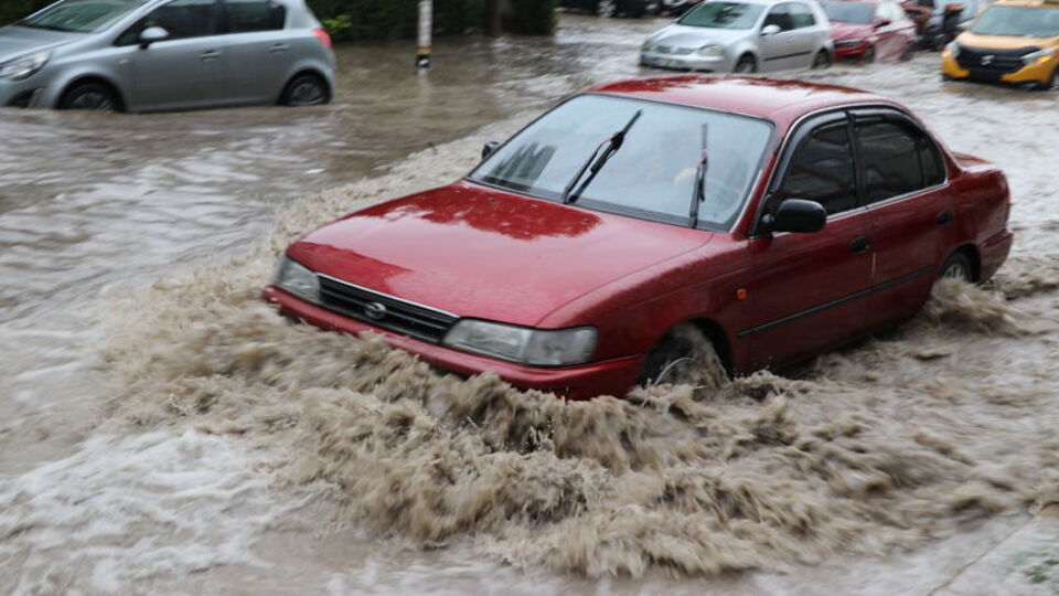 Sağanak yağış hayatı olumsuz etkiledi!