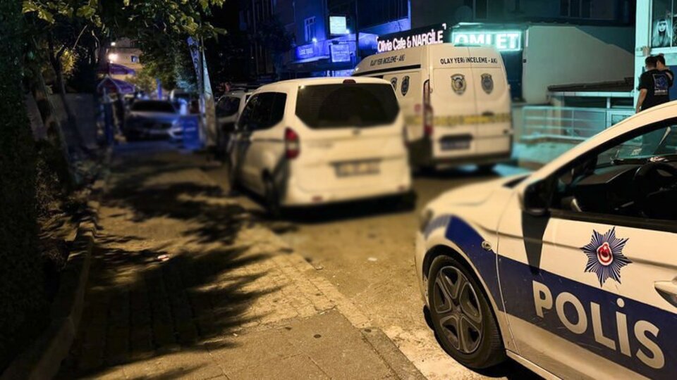 Sancaktepe'de bir binaya silahla ateş açıldı