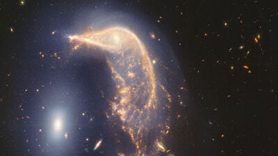 İç içe geçmiş bir çift galaksi görüntülendi