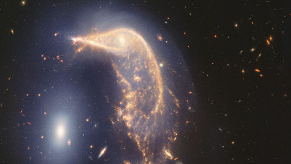 İç içe geçmiş bir çift galaksi görüntülendi