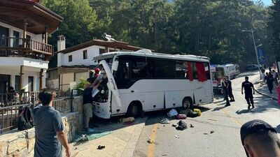 Tur minibüsünün freni patladı! Can kayıpları ve yaralılar var!