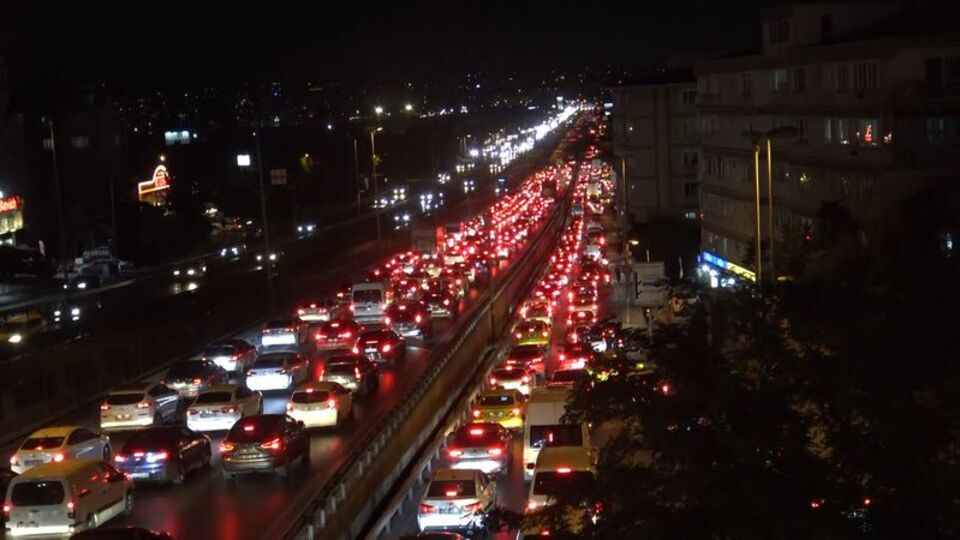 D-100'ü kilitleyen zincirleme kaza