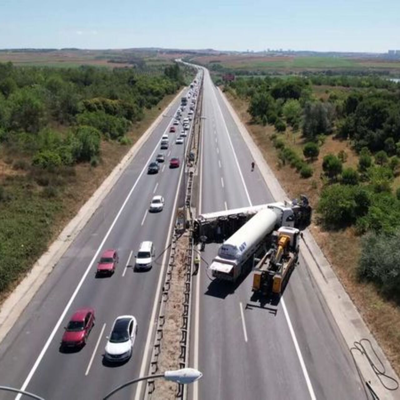 Tanker devrildi, İstanbul yolu kapandı!