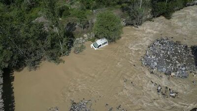 Heyelanda sürüklenen araçtaki bebek aranıyor!