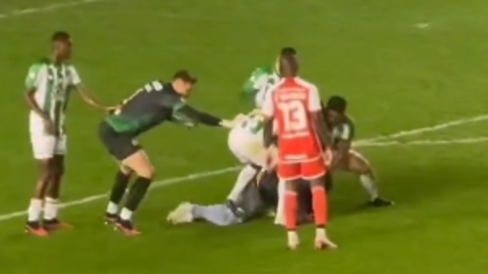 Penaltı kaçıran Valencia'ya saldırı!