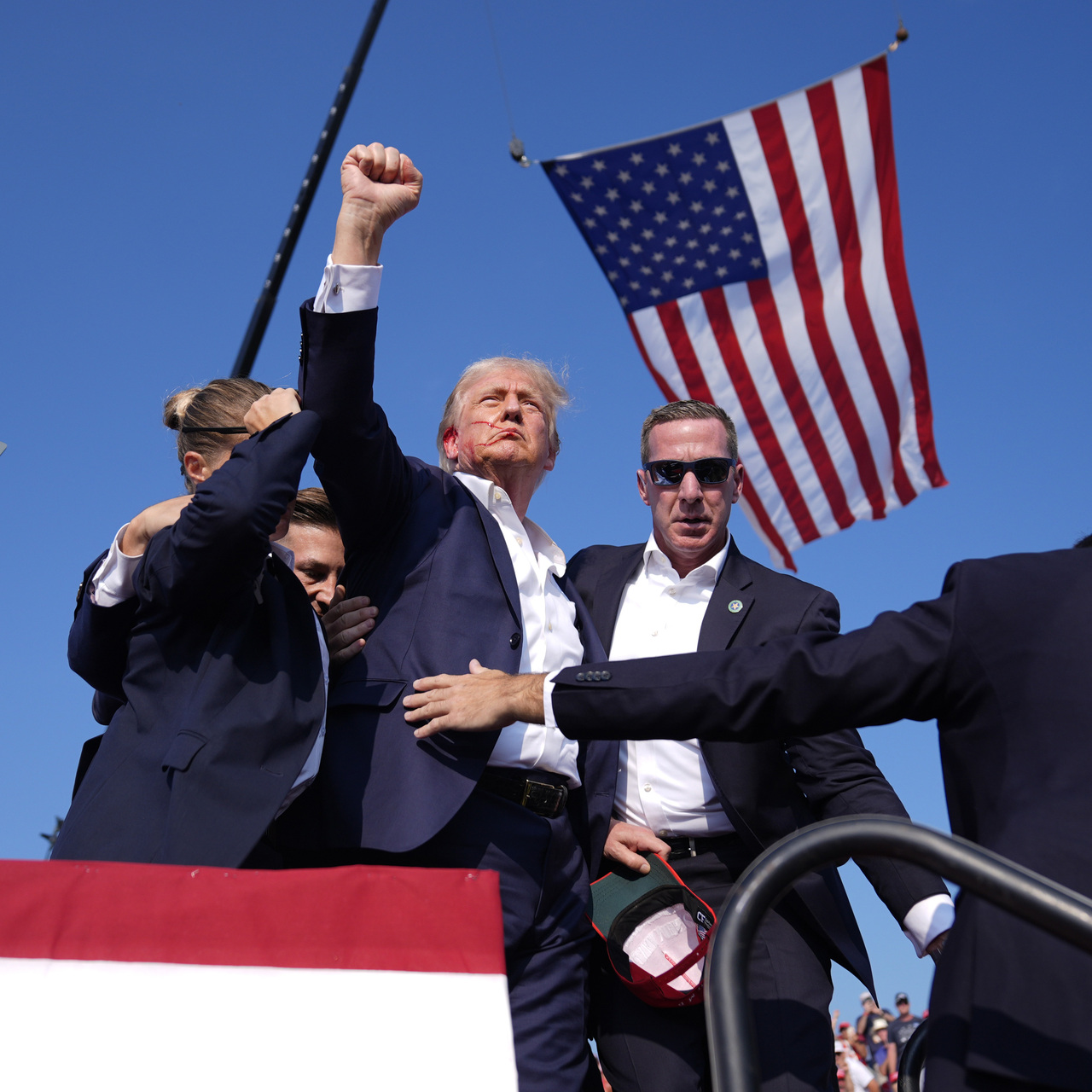 Trump'ın o fotoğrafı tişörtlere basıldı