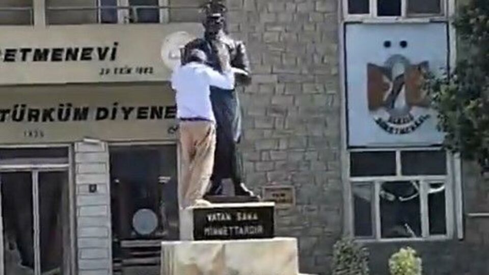 Atatürk heykeline taşlı saldırı