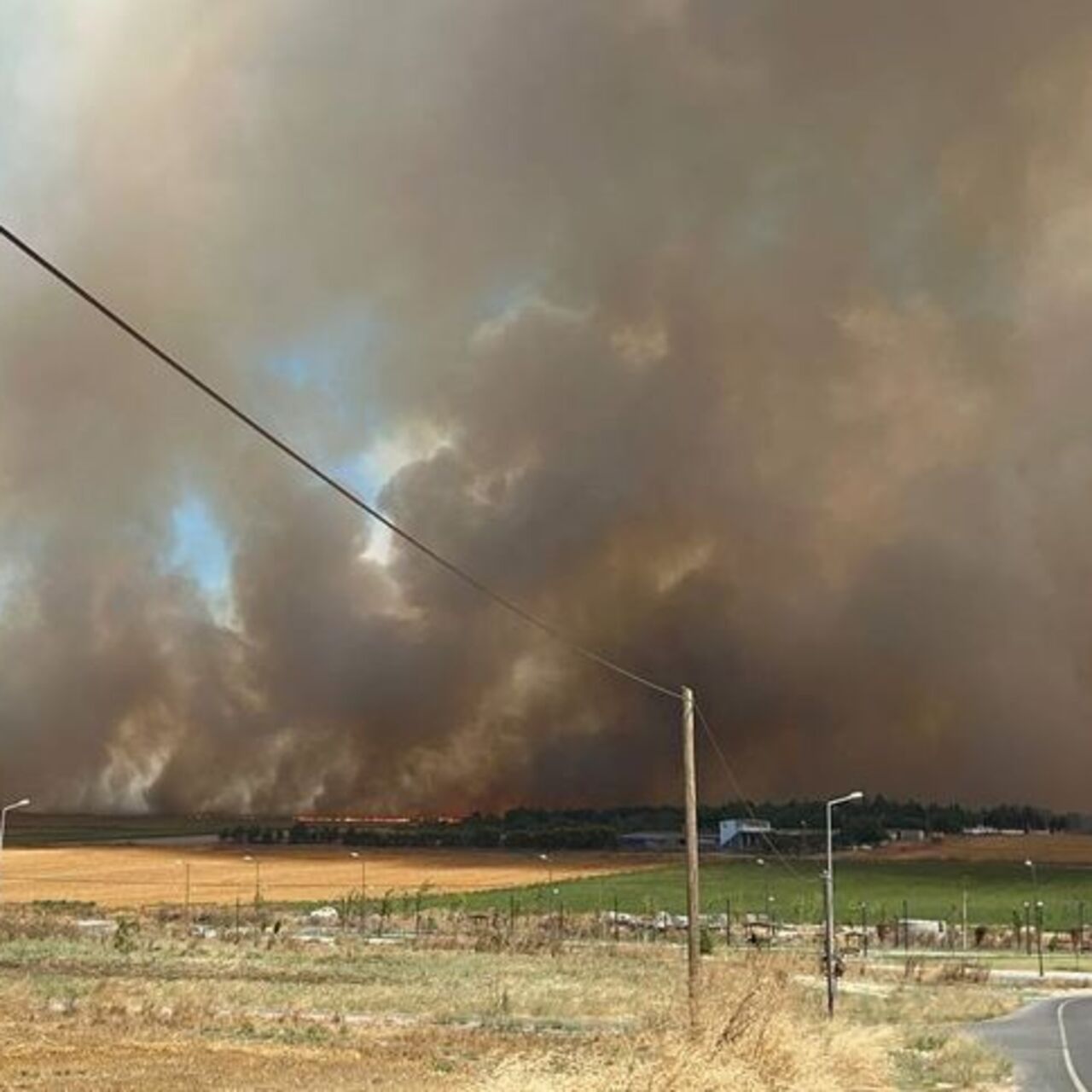 Silivri'de otluk alanda yangın! Evlere de sıçradı