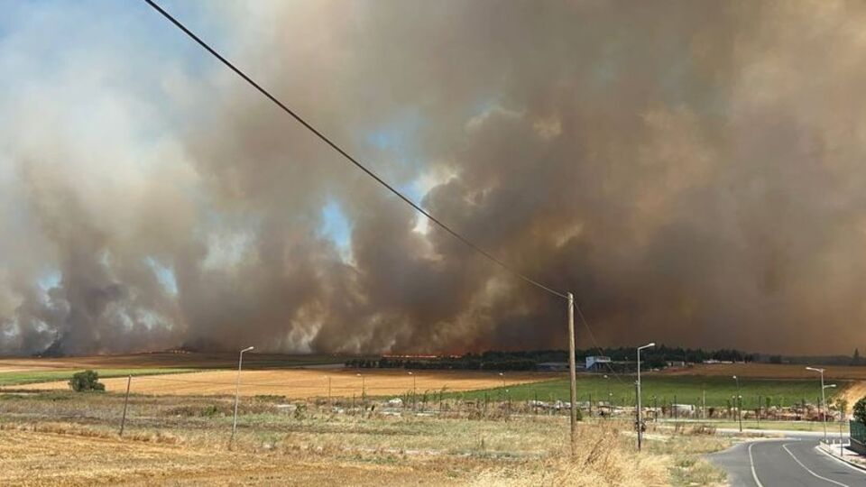 Silivri'de otluk alanda yangın! Evlere de sıçradı