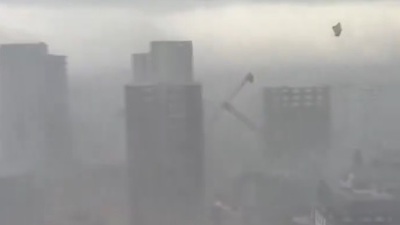 Adana'da fırtına! Vinç devrildi