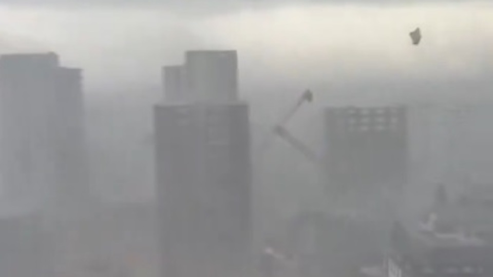 Adana'da fırtına! Vinç devrildi