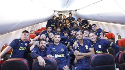 Cengiz Ünder'e uçakta kutlama!