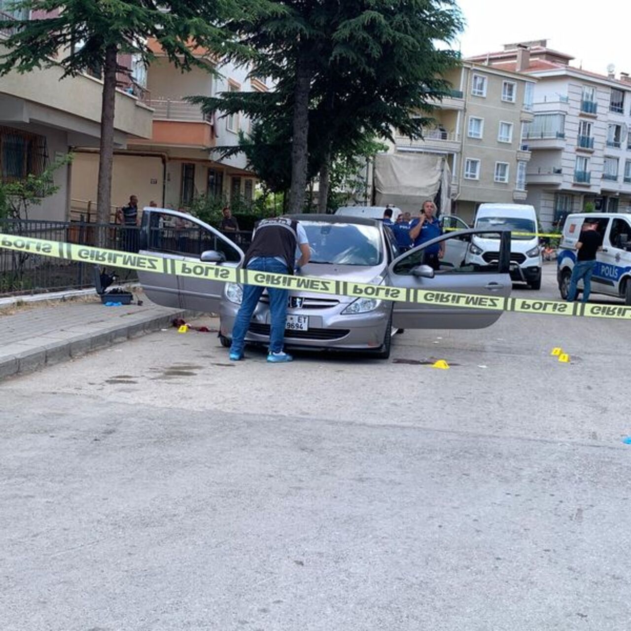 Önce dayısını ve kardeşini sonra kendini vurdu