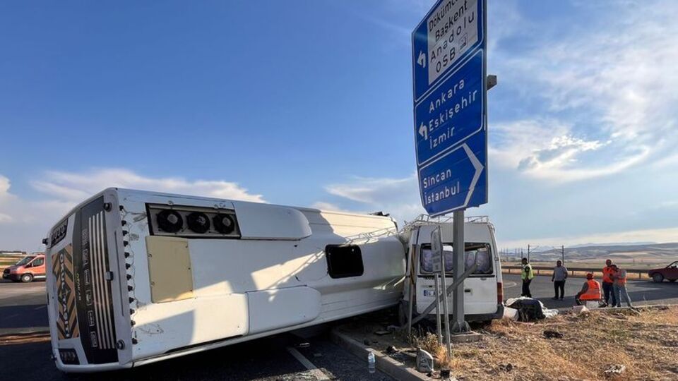 İşçileri taşıyan minibüs devrildi: 1 ölü, 16 yaralı