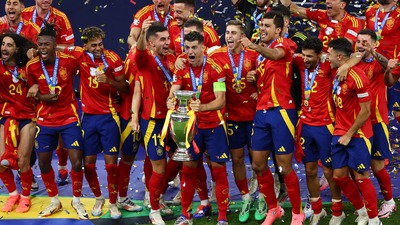 Şampiyon İspanya kupasını kaldırdı!