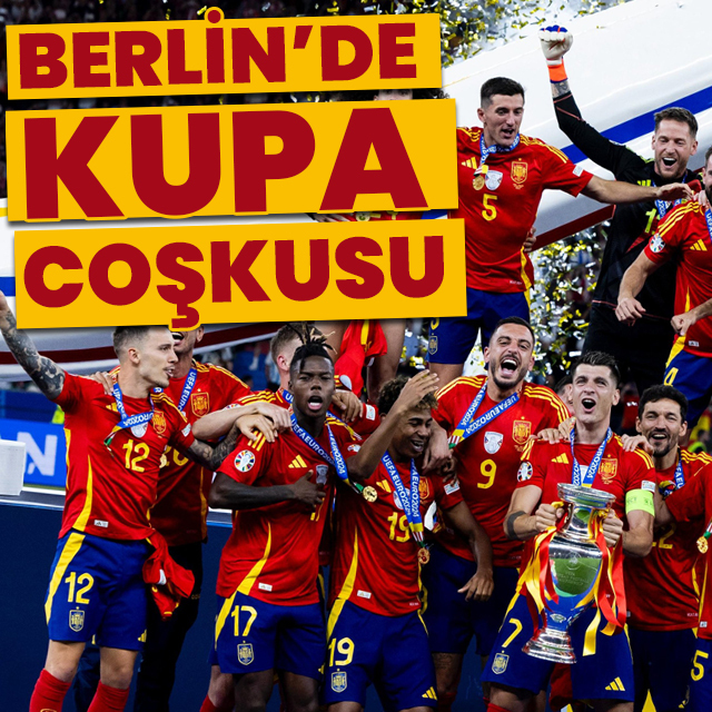 Şampiyon İspanya kupasını kaldırdı!