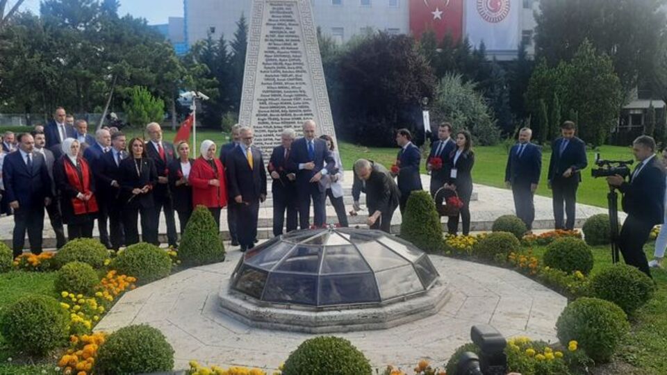 Bombalanan alana karanfil bıraktılar