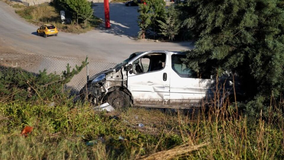 Hafif ticari araç şarampole devrildi: 1 ölü, 2 yaralı