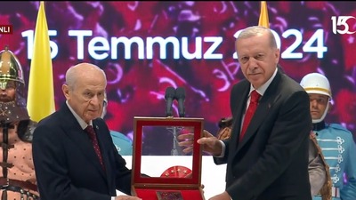 Bahçeli Erdoğan'a Kur'an hediye etti