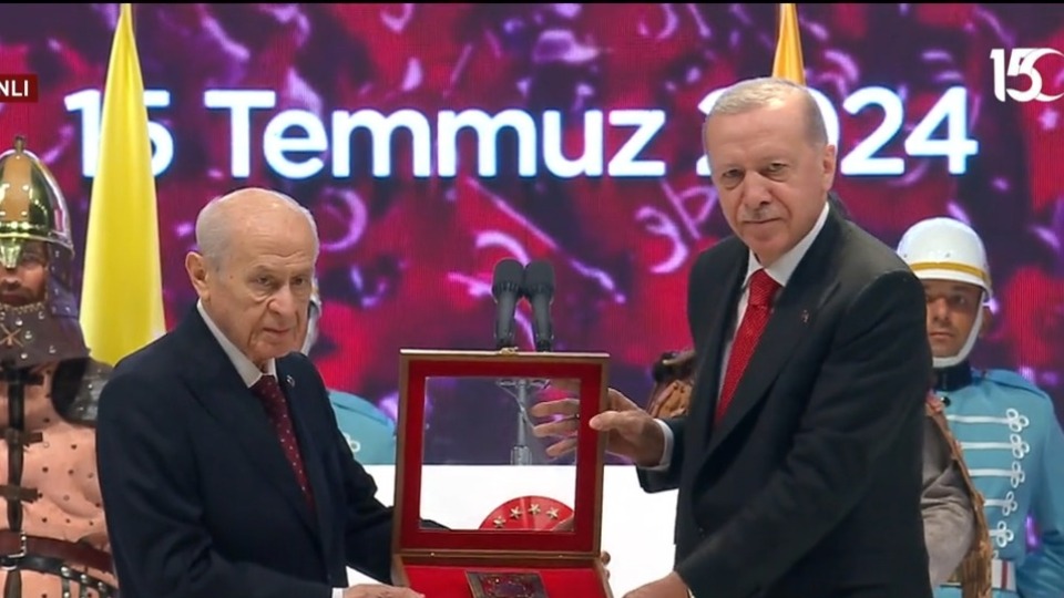 Bahçeli Erdoğan'a Kur'an hediye etti
